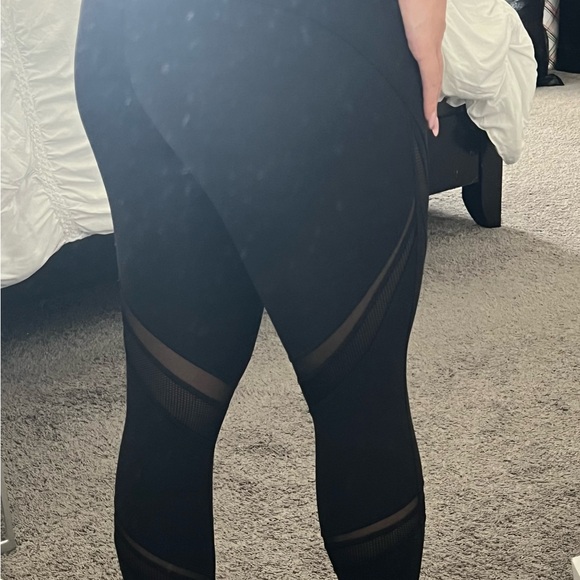 Black lululemon leggings with mesh stripes size 4 - Picture 6 of 7